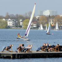 1230_2850 Ein Katamaran fährt hart am Wind auf der Alster, weitere Seglboote im Hintergrund. | Bilder vom Fruehling in Hamburg; Vol. 1